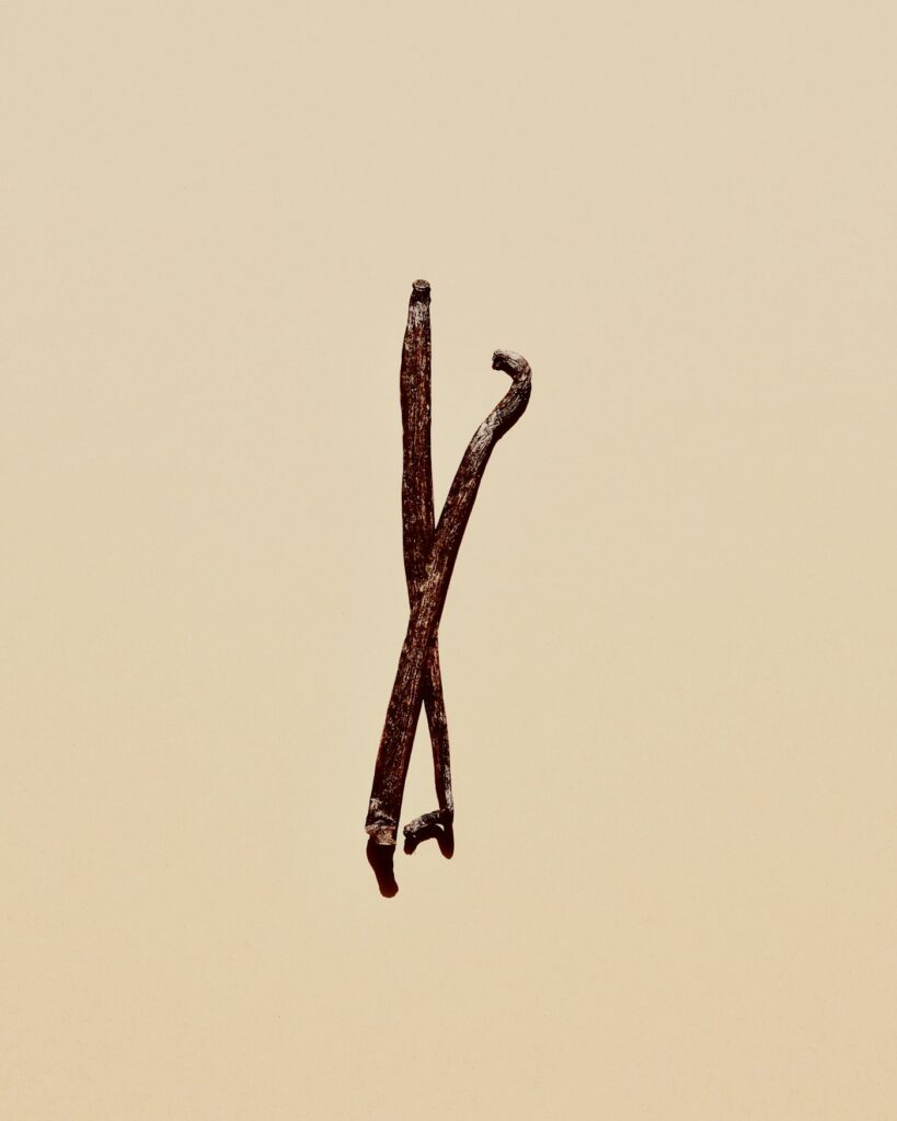 Two vanilla pods, a warm note of the amber fragrance family